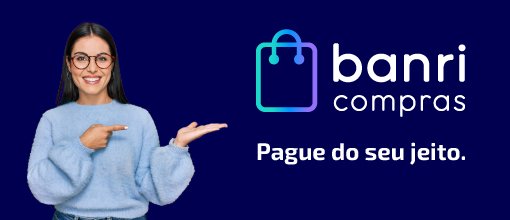 Foto de mulher segurando o Cartão Banricompras.